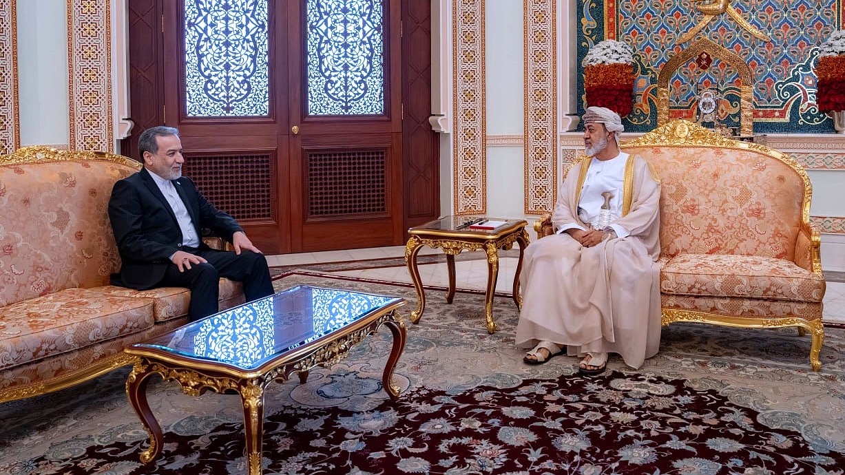 Iran's Foreign Minister Seyed Abbas Araghchi, left, meets with Oman's Sultan Haitham bin Tariq Al Said, in Muscat, Oman, April 26, 2026. /VCG