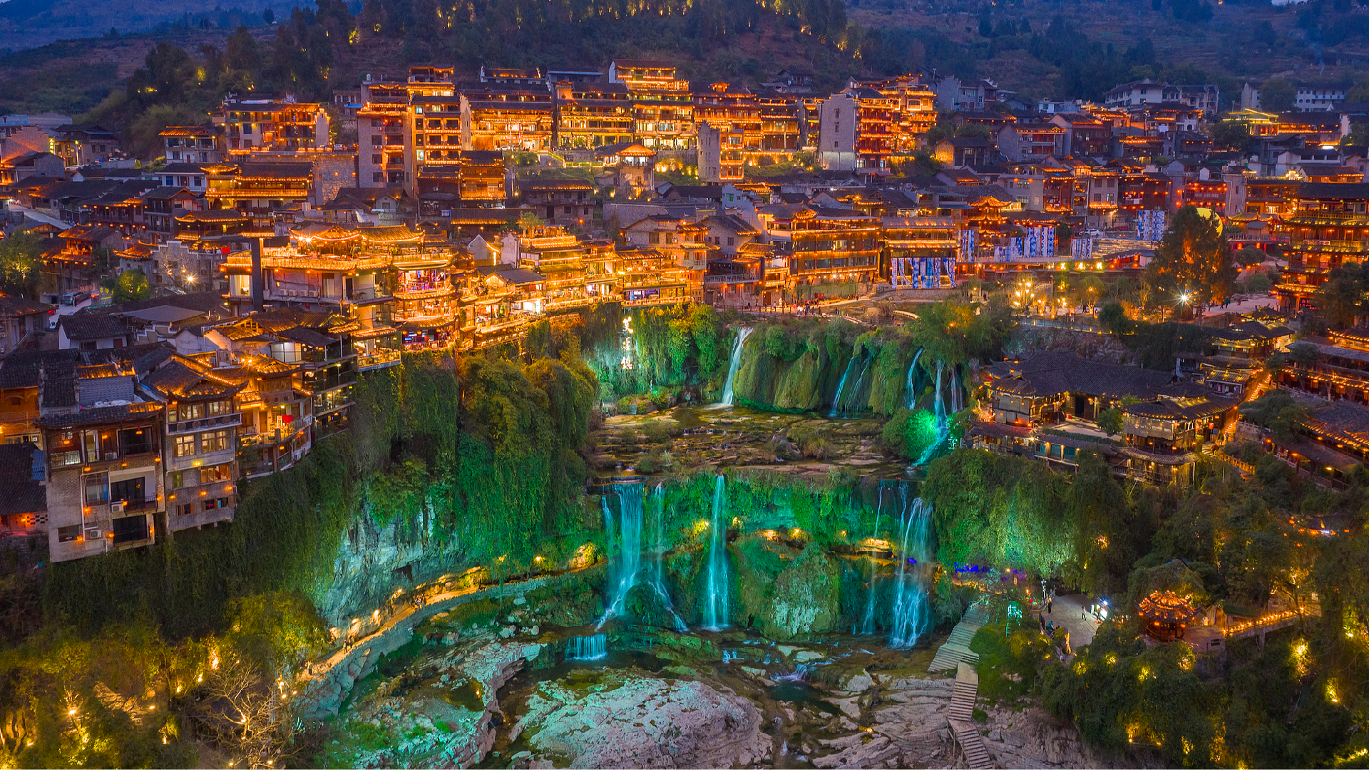 Live: Immerse yourself in the night view of Furong ancient town