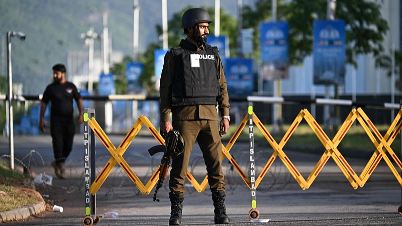 A police officer stands guard near the Serena Hotel, the venue for expected US-Iran talks in Islamabad, Pakistan, April 25, 2026. /VCG