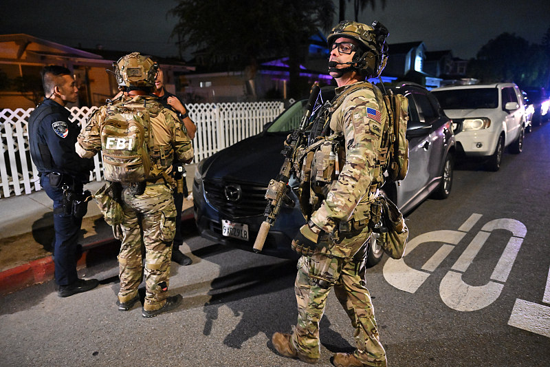 Law enforcement officials respond to an address connected to Cole Tomas Allen, the shooting suspect at the White House Correspondents' Association Dinner, in Torrance, California, US, April 25, 2026. /VCG