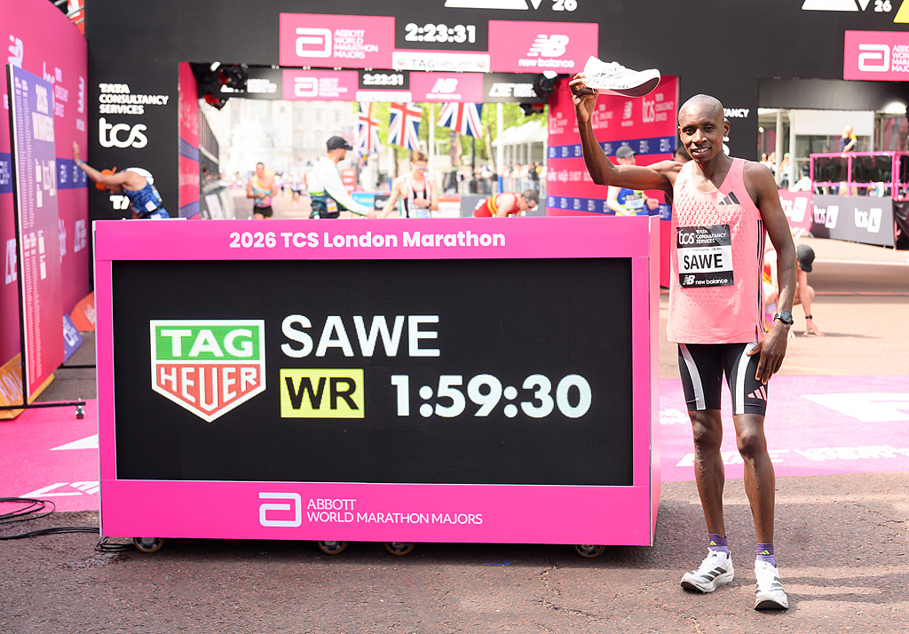 Sabastian Sawe of Team Kenya celebrates with his new World Record time after winning the Men’s 2026 London Marathon on April 26, 2026 in London, UK. /VCG