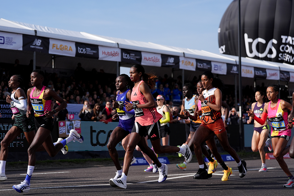 General view of the Women's elite runners starting during the 2026 London Marathon on April 26, 2026 in London, UK. /VCG