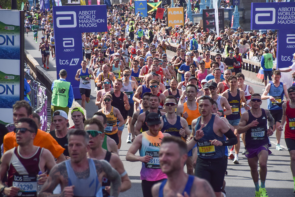 Runners pass across Tower Bridge during the 2026 London Marathon on April 26, 2026 in London, UK. /VCG