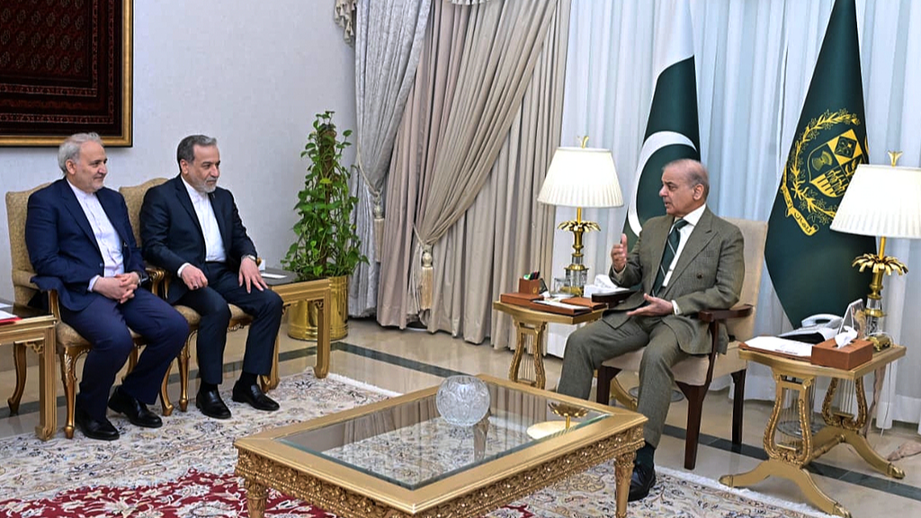 Iran's Foreign Minister Seyed Abbas Araghchi (2L) meets with Prime Minister Shehbaz Sharif (R), Islamabad, Pakistan, April 25, 2026. /VCG
