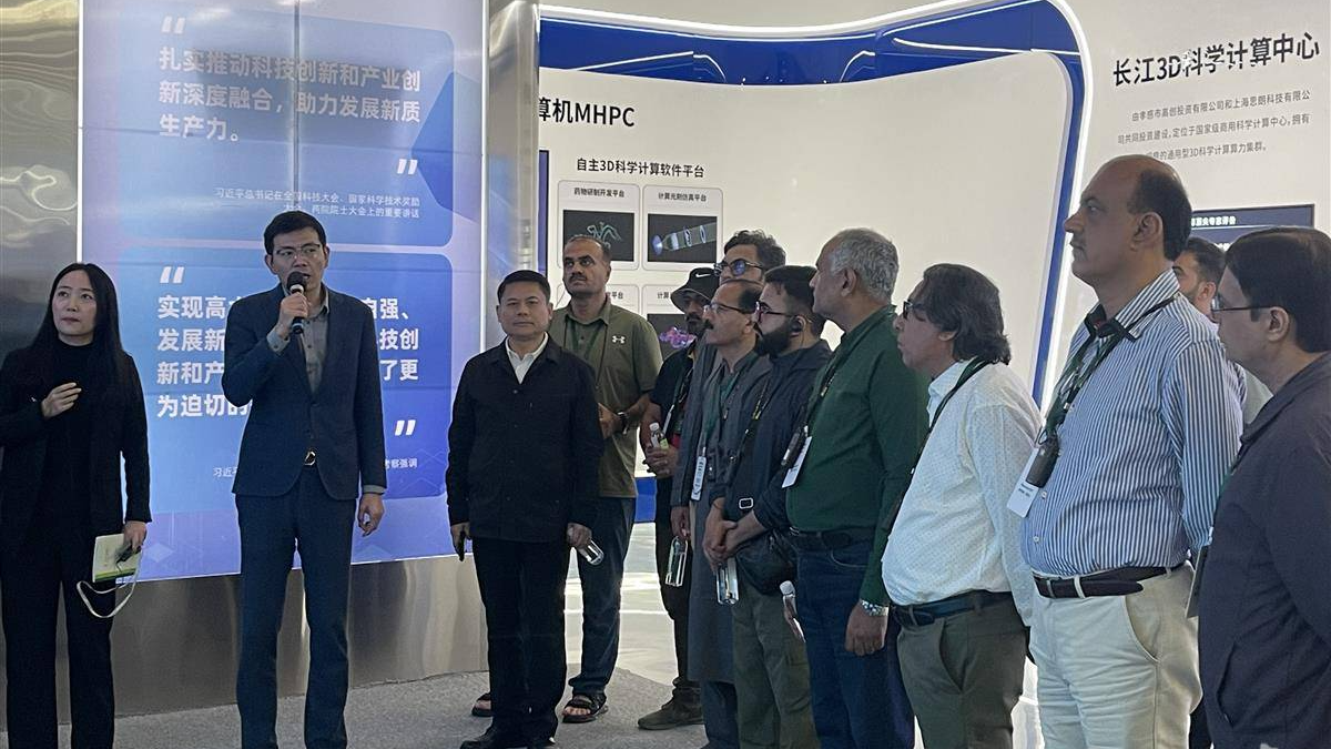 A delegation of media and think tank representatives from Pakistan visits a computing center in Xiaogan, central China's Hubei Province. /Hubei Daily
