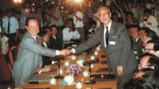 Wang Daohan, then president of the mainland-based Association for Relations Across the Taiwan Straits, and Koo Chen-fu, chairman of the Taiwan-based Straits Exchange Foundation, shook hands at Singapore's NOL Building, April 27, 1993. /Xinhua