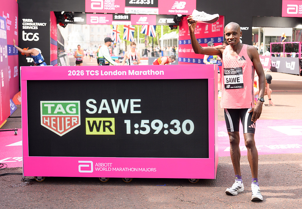 Sabastian Sawe of Team Kenya celebrates with his new World Record time after winning the Men's 2026 TCS London Marathon on April 26, 2026 in London, England. /VCG