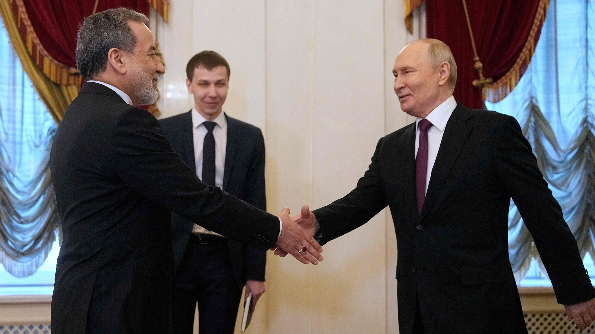 Putin meets Iranian FM Araghchi, pledges support for Iran