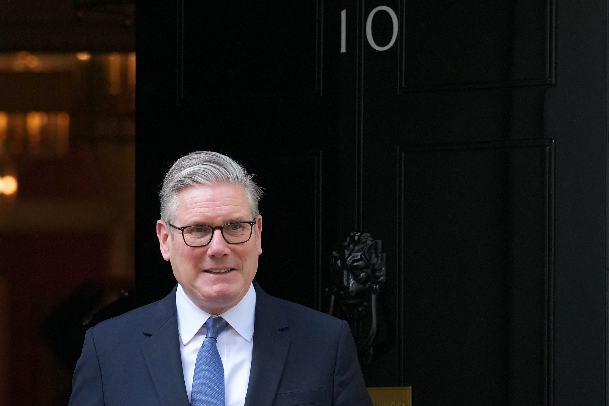 British Prime Minister Keir Starmer steps out of the 10 Downing Street door in London, UK, April 22, 2026. /VCG