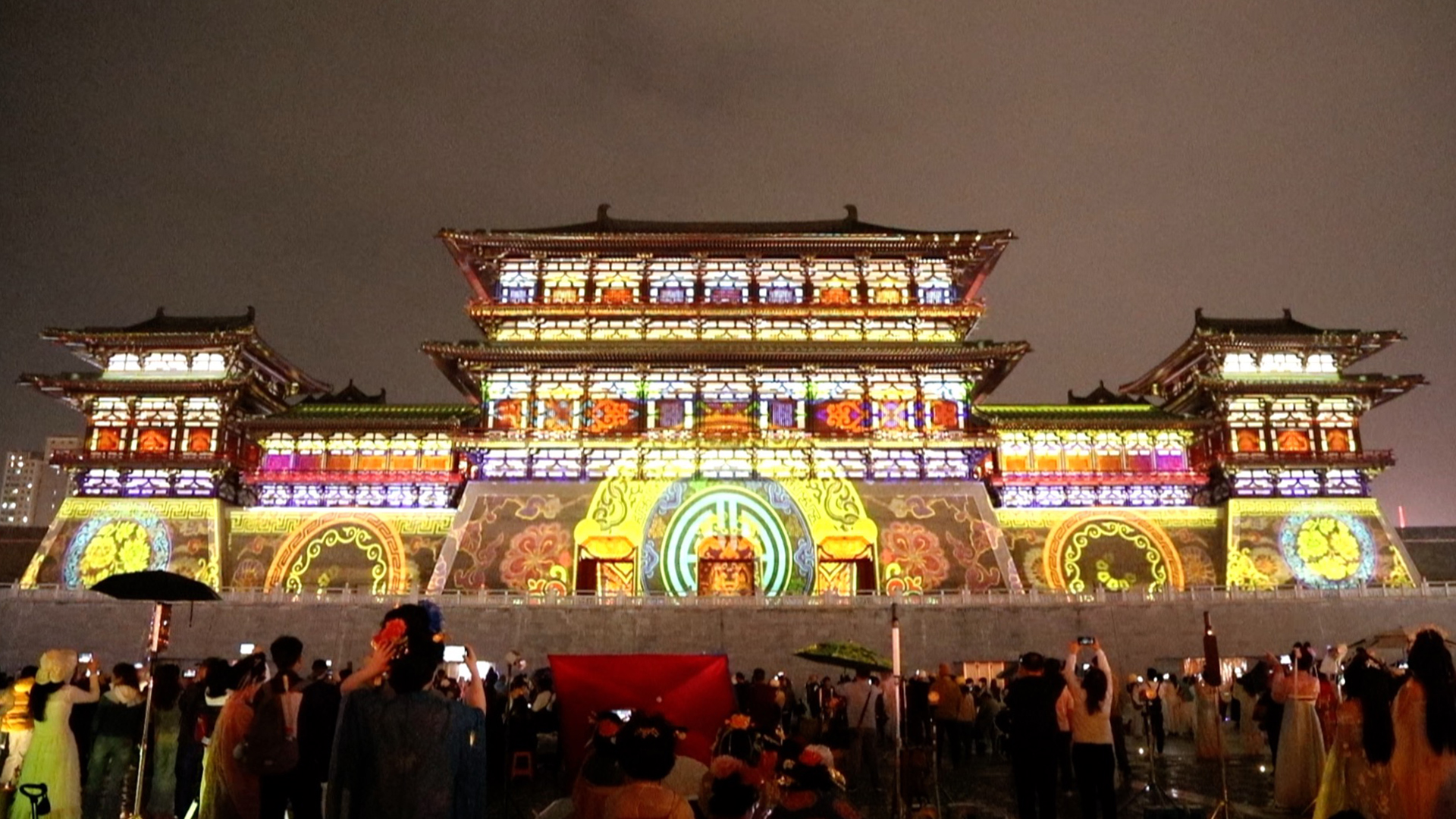3D show at Yingtianmen Gate brings Luoyang's history to life