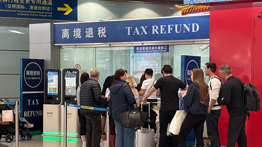 People wait in line at the departure area of Beijing Capital International Airport in Beijing, capital of China, April 24, 2026. /VCG
