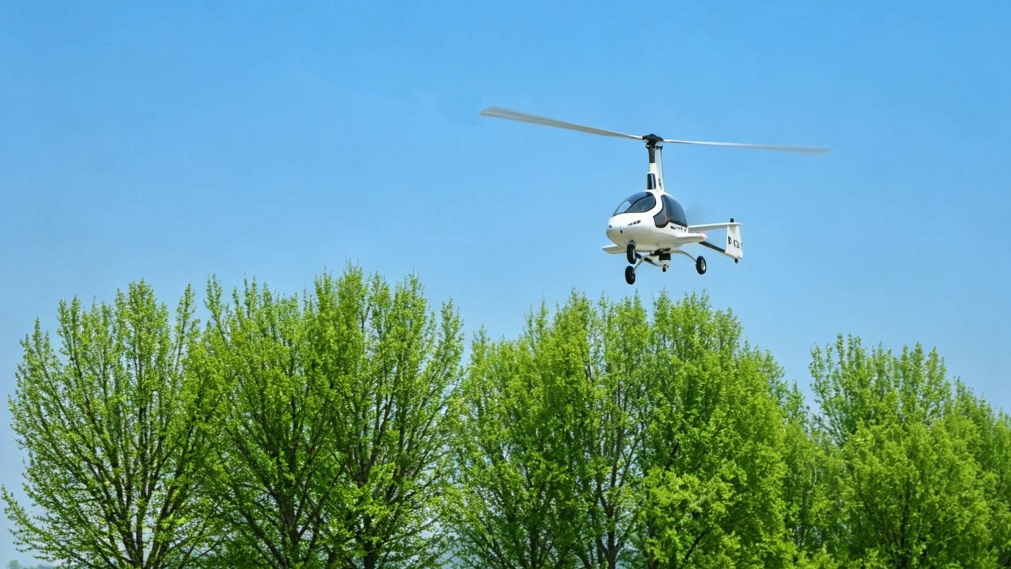 China's first independently developed forward-designed autogyro, Zephyr AZ620, during its maiden flight. /CMG