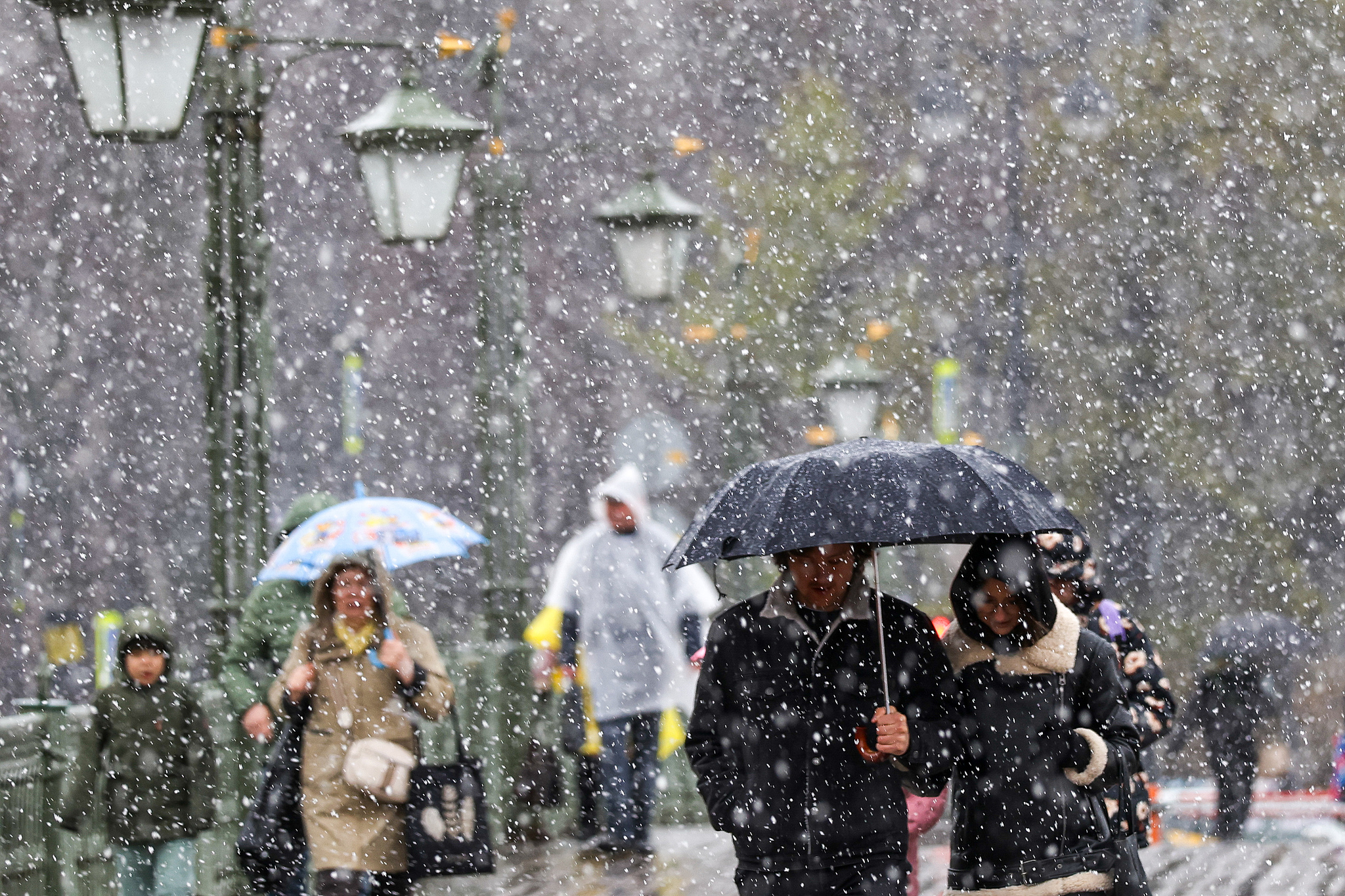 People walk on the Ioannovsky Bridge in St. Petersburg, Russia, April 26, 2026. /VCG