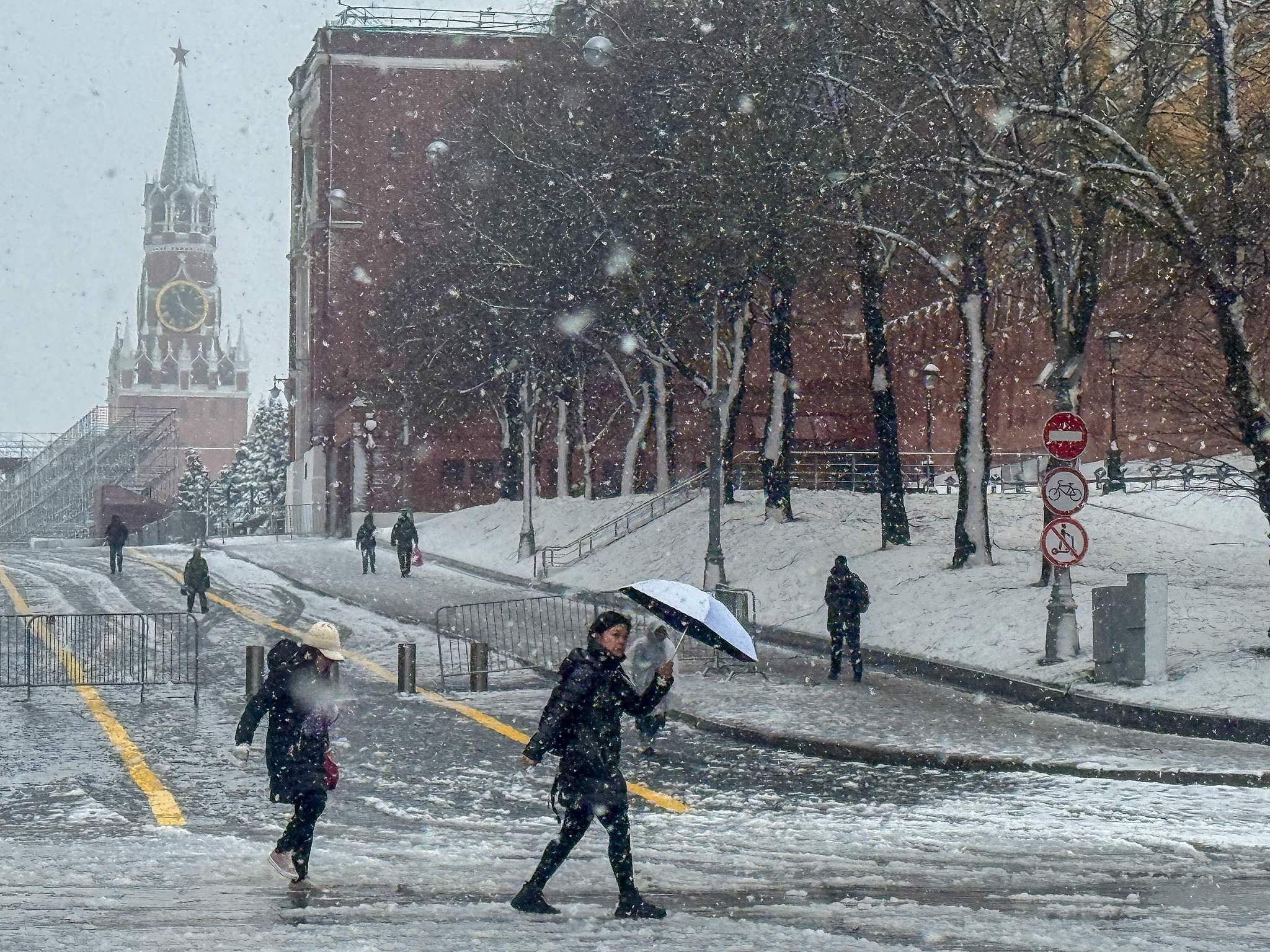 People walk outside the Kremlin during a snowstorm in Moscow, Russia, April 27, 2026. /VCG
