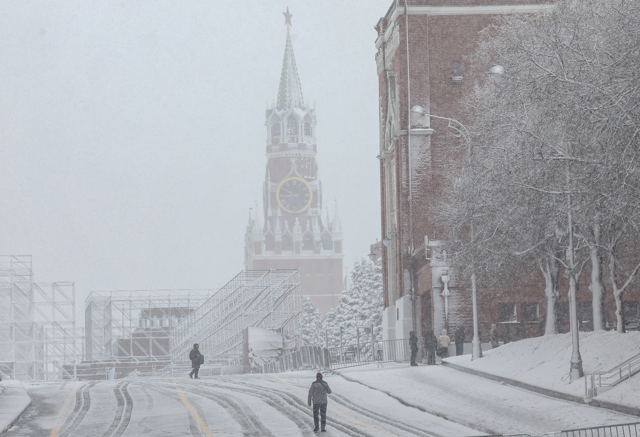 People walk on the Red Square in Moscow, Russia, April 27, 2026. /VCG