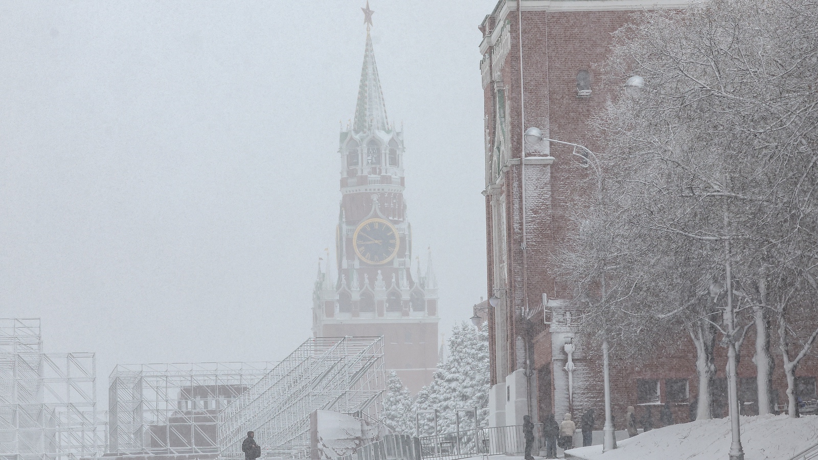 Snowstorm in Russia leaves 3 dead, tens of thousands without power