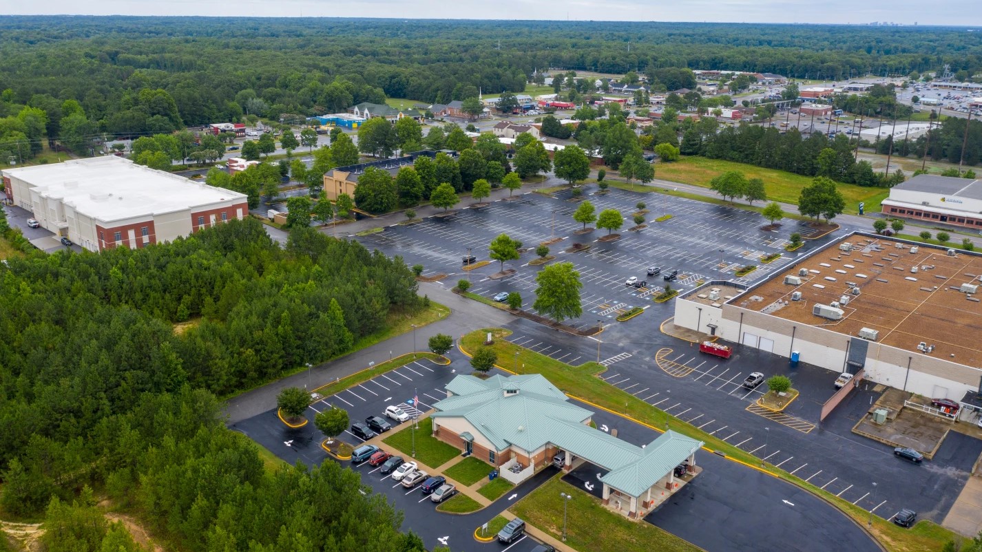 A drone photo shows the Call Federal Credit Union, a bank robbed by Okello Chatrie in Midlothian, US, taken on June 16, 2020. /AP