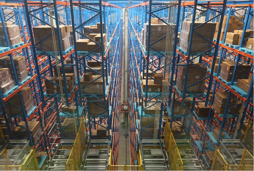A stacker crane (C) stacks goods in an automated high-bay warehouse of the Maersk Lin-gang Flagship Logistics Center in Shanghai, east China, November 26, 2025. /Xinhua