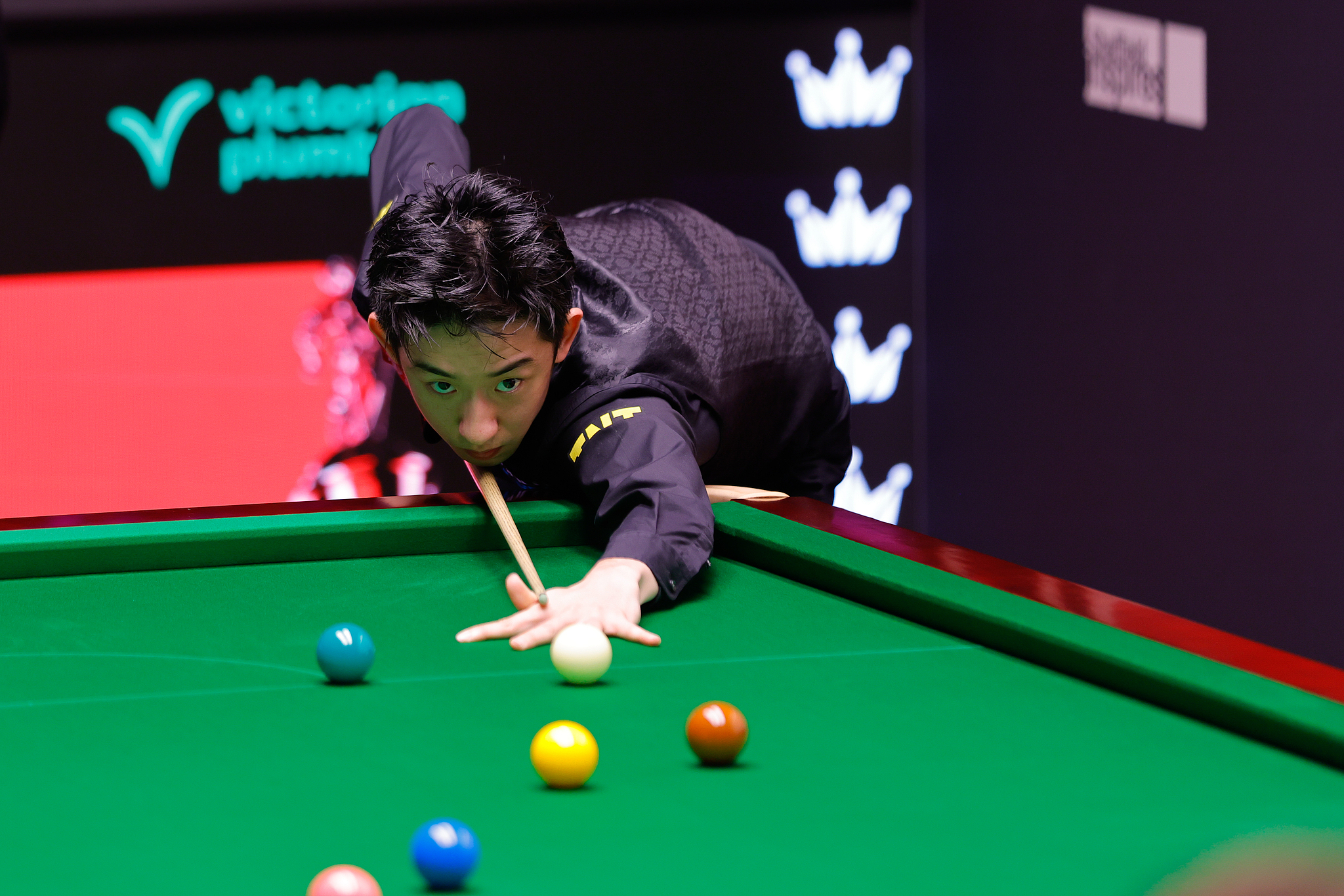 Wu Yize of China hits a shot in the round of 16 match against Mark Selby of England at the WPBSA World Snooker Championship in Sheffield, England, April 27, 2026. /VCG