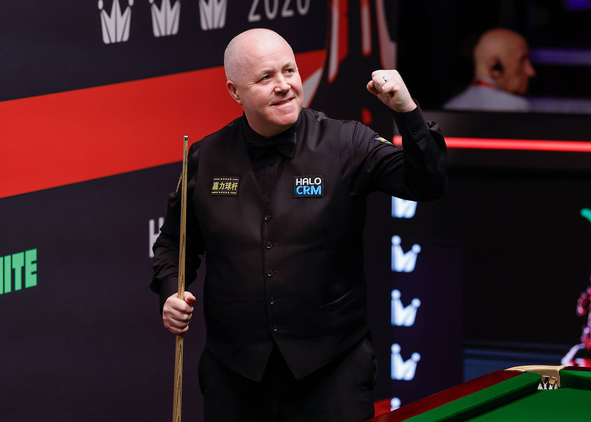 John Higgins of Scotland celebrates his 13-12 win over Ronnie O'Sullivan of England in the round of 16 at the WPBSA World Snooker Championship in Sheffield, England, April 27, 2026. /VCG