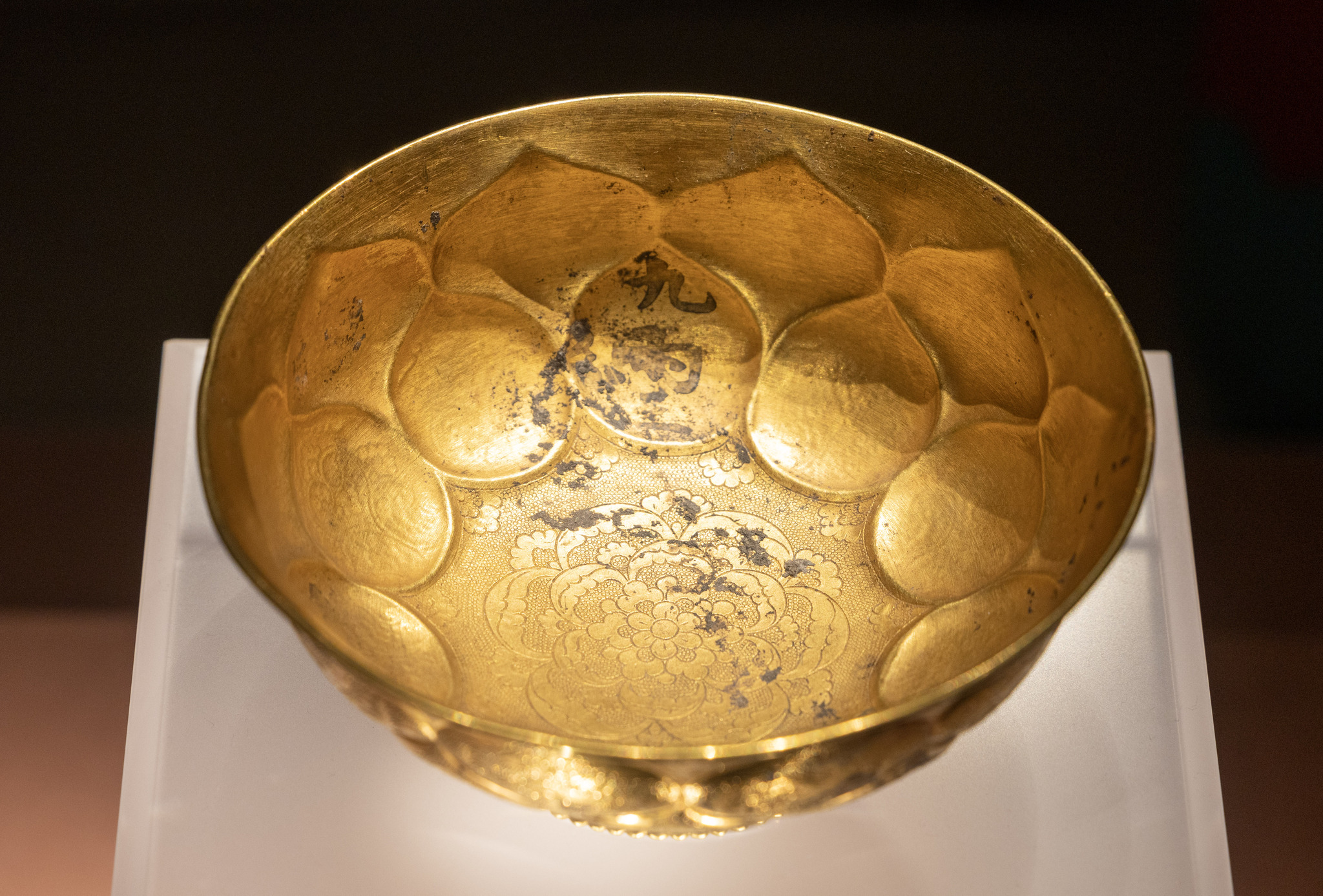 A Tang blessing in golden bowls