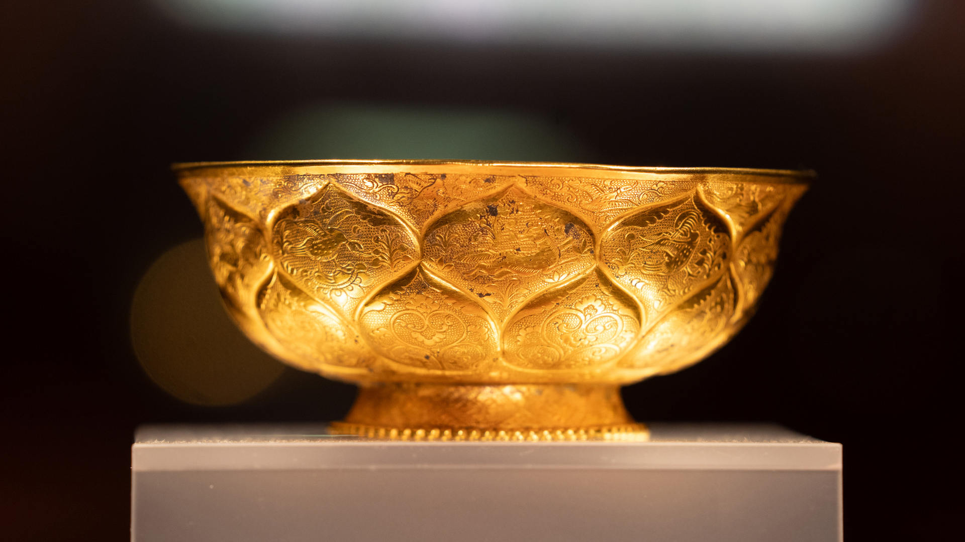 A Tang blessing in golden bowls