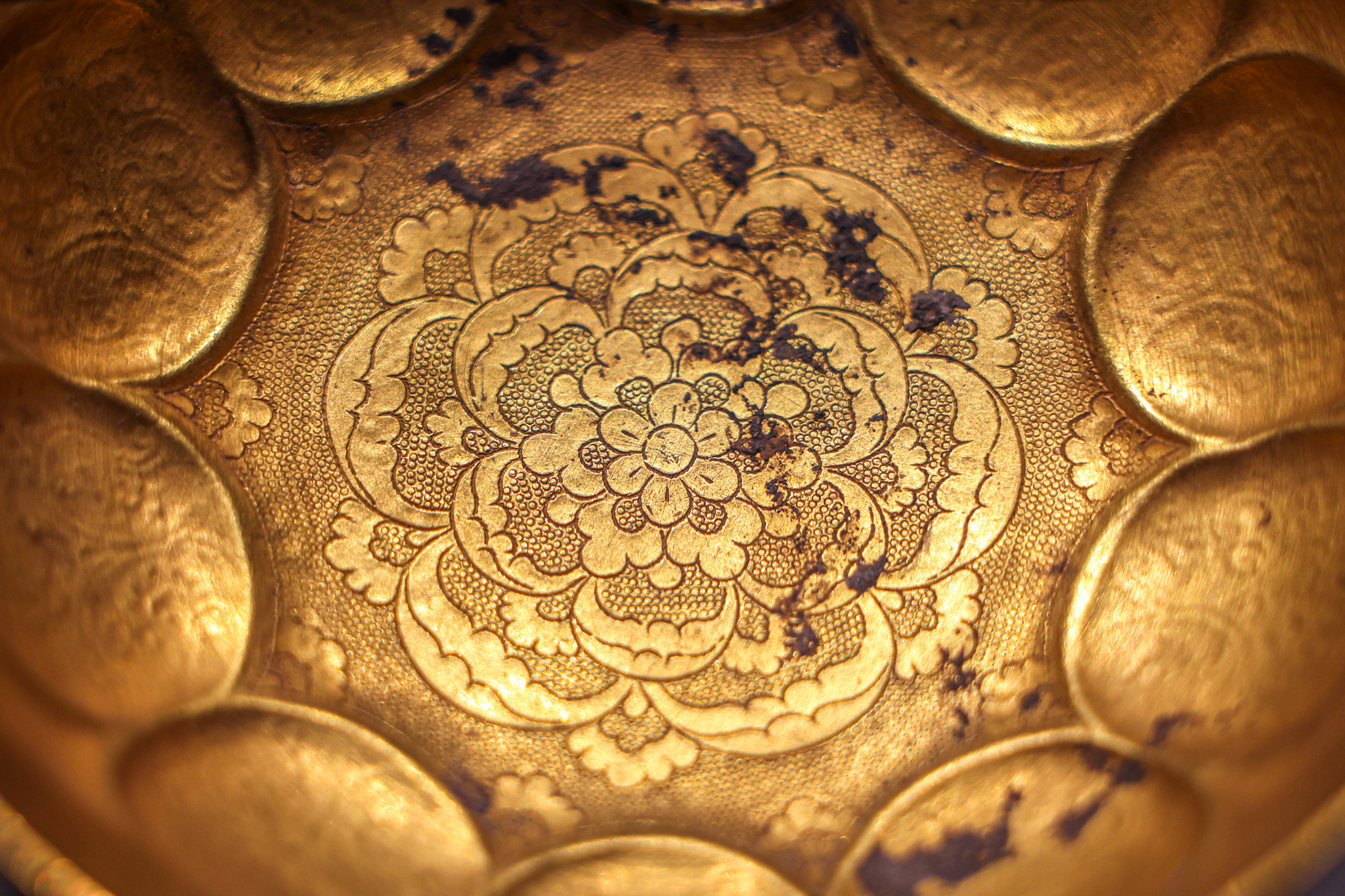 A Tang blessing in golden bowls