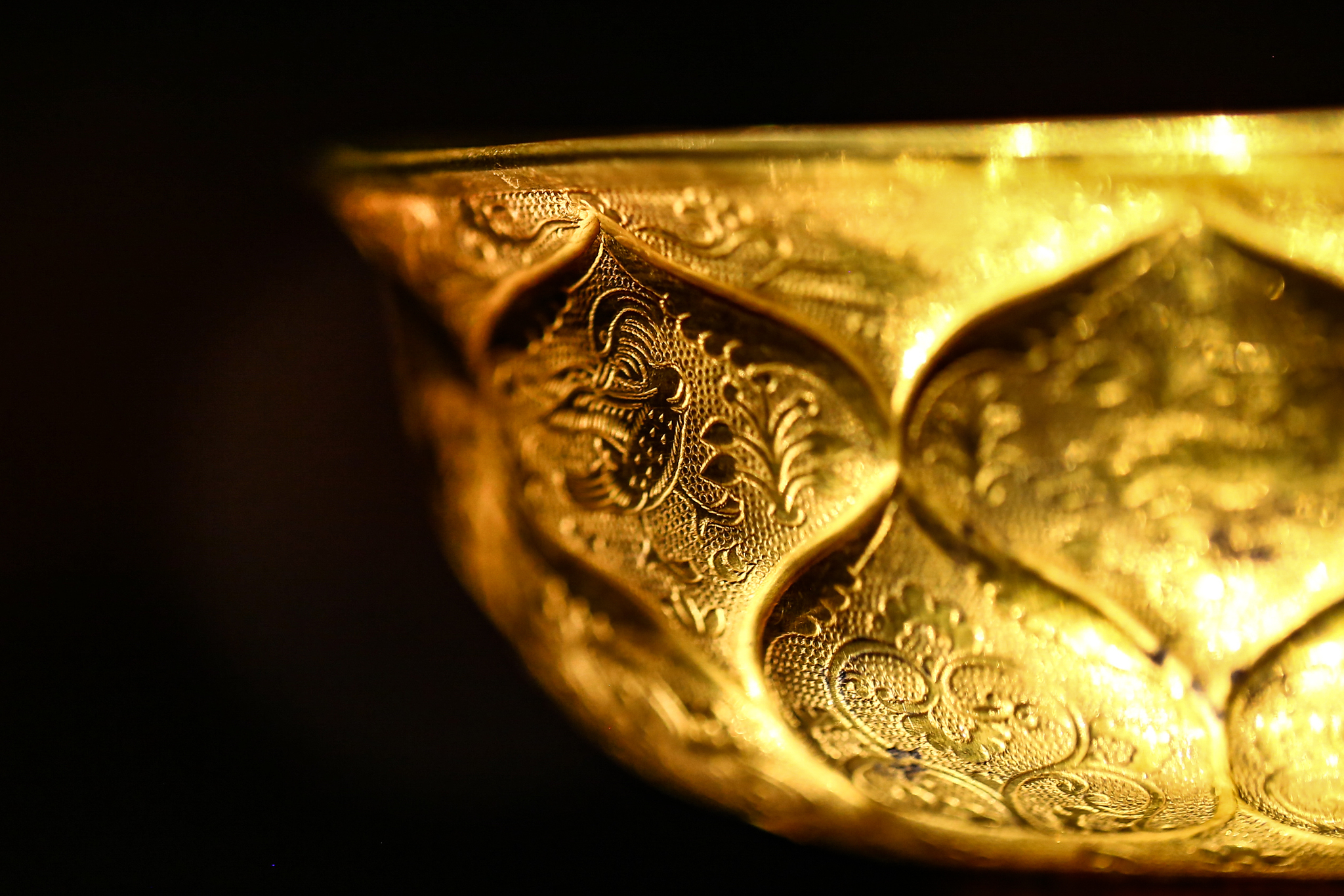 A Tang blessing in golden bowls