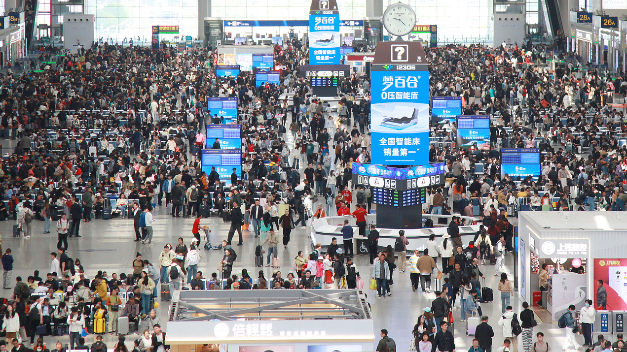 Crowds begin to build at Shanghai Hongqiao Railway Station on April 25, 2026, ahead of the upcoming May Day holiday travel rush. /VCG