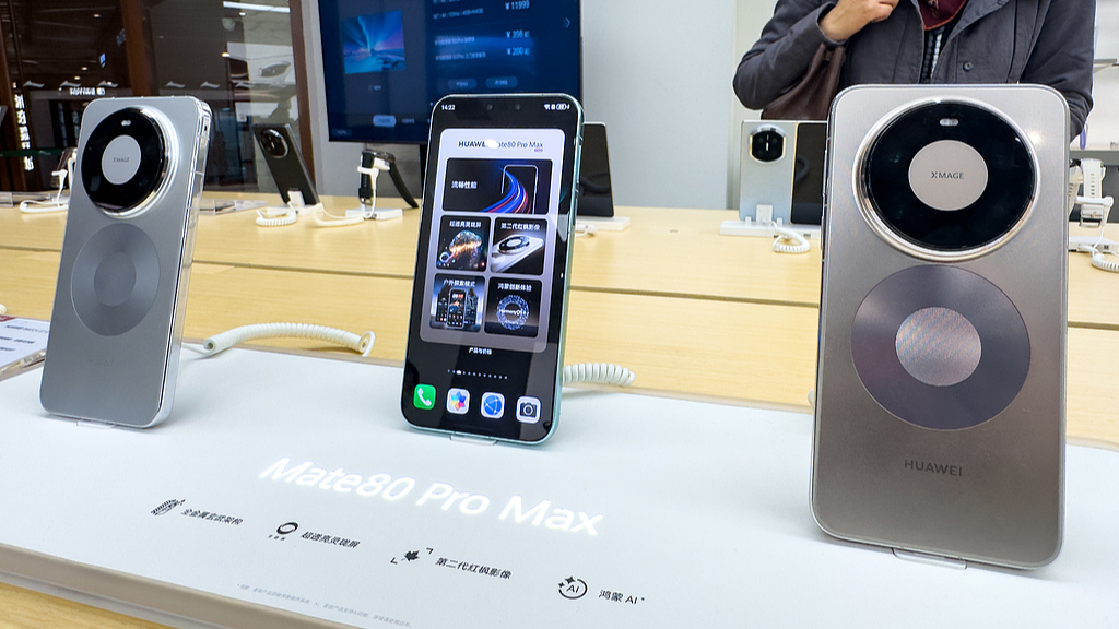 A Huawei smartphone retail store in Shanghai displays Huawei Mate 80 series phones running HarmonyOS, December 12, 2025. /VCG