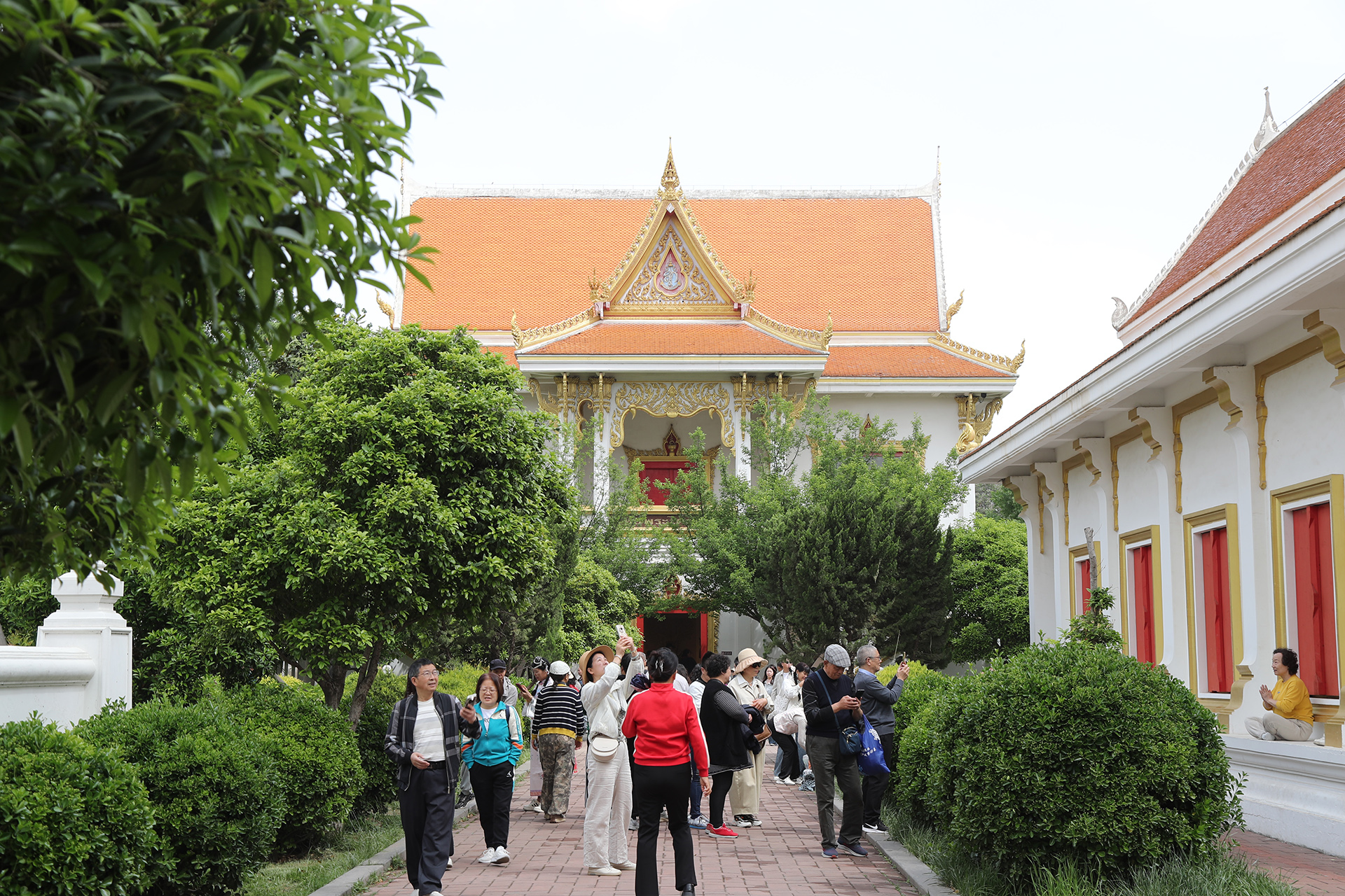 People visit the Thai-style Buddhist temple at White Horse Temple in Luoyang, Henan Province. /CGTN