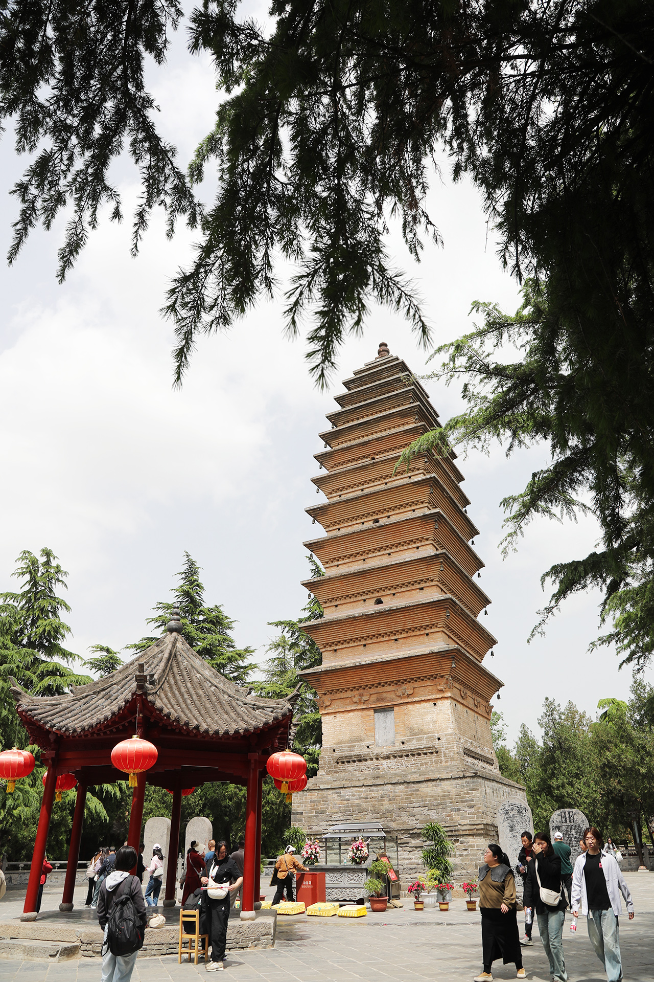 People visit Qiyun Pagoda at White Horse Temple in Luoyang, Henan Province. /CGTN
