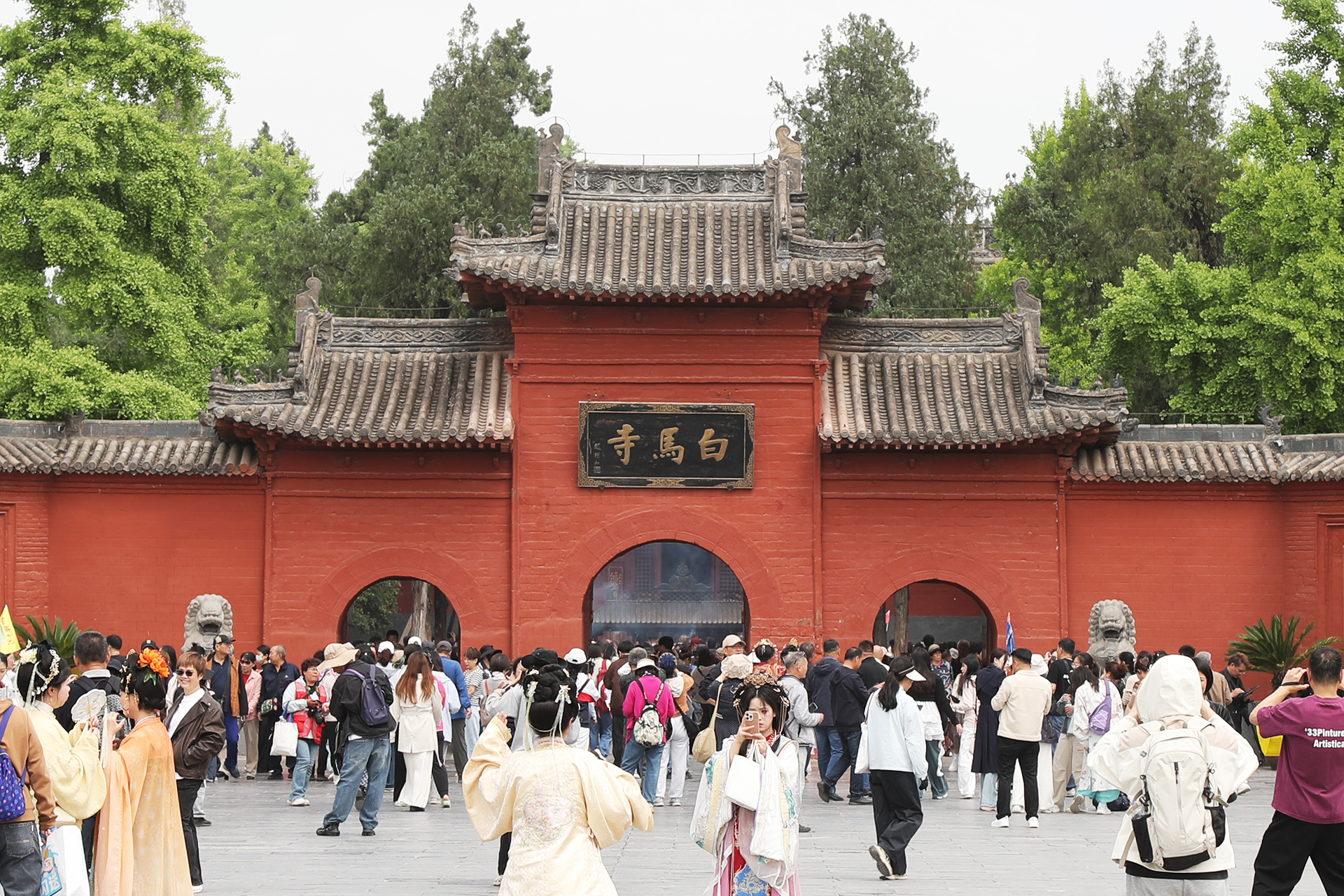 The main gate of White Horse Temple is seen in Luoyang, Henan Province. /CGTN