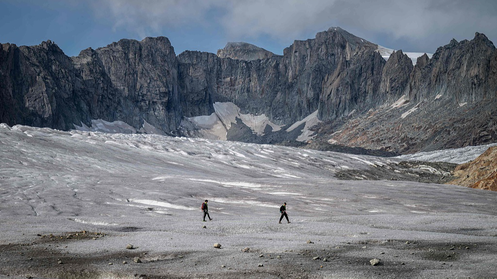 Two mountaineers hike on the Rhone Glacier in Gletsch, Swiss Alps, September 12, 2025. /VCG