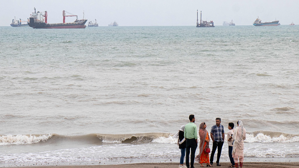 Iranians are seen at Suru Beach in Bandar Abbas along the Strait of Hormuz on April 24, 2026. /VCG