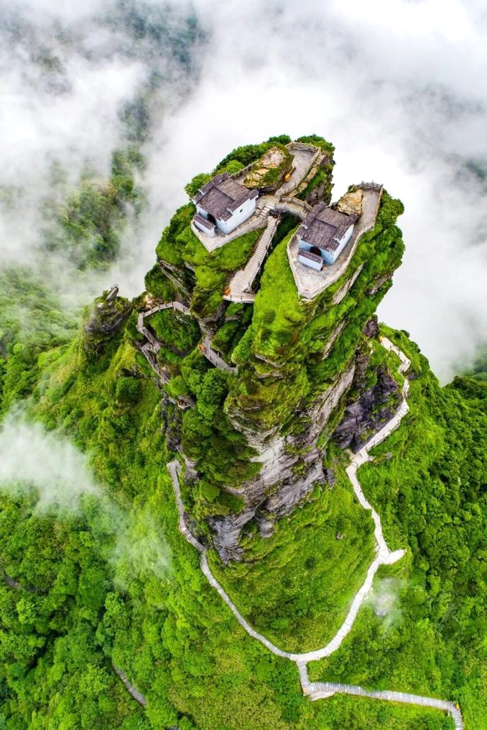 A view of Mount Fanjing Golden Summit in Guizhou. Here, breathtaking scenery blends with fine tea. /UpGuizhou