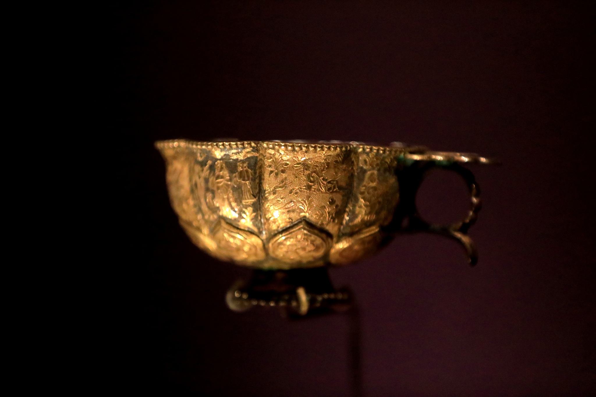 The eight-lobed silver cup: Hunting and leisure in Tang, East and West in one vessel