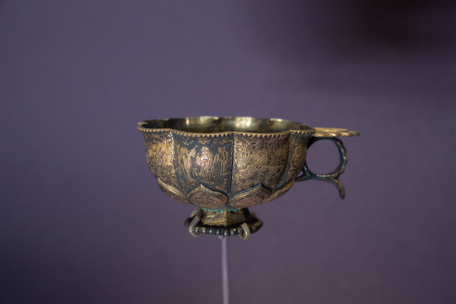 The eight-lobed silver cup: Hunting and leisure in Tang, East and West in one vessel