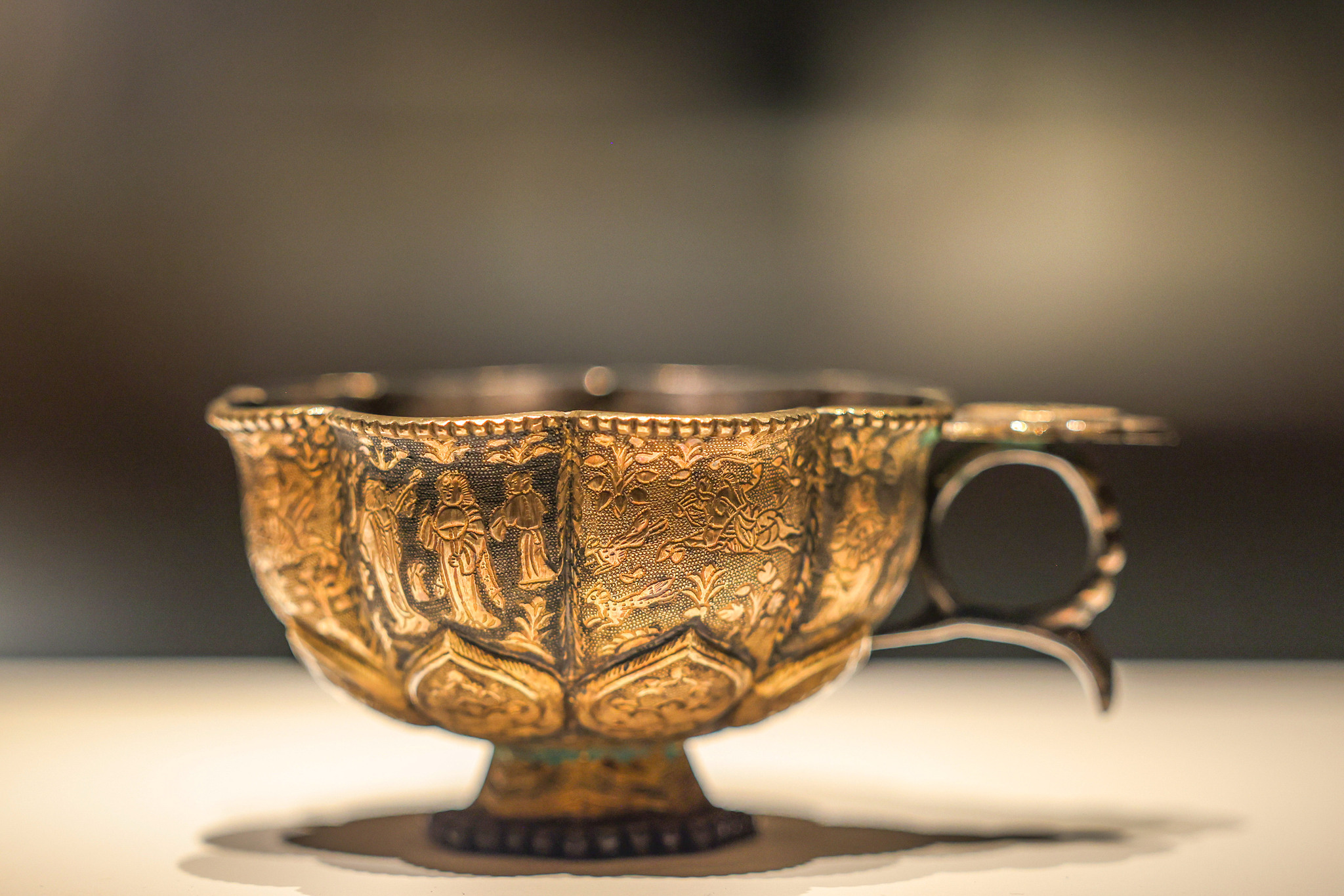 The eight-lobed silver cup: Hunting and leisure in Tang, East and West in one vessel