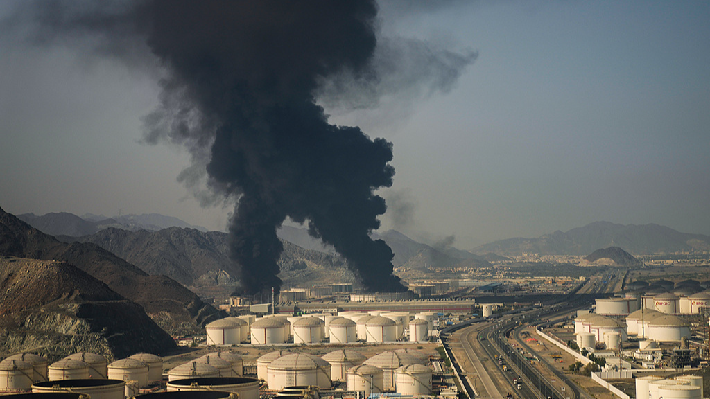 Plumes of smoke rise from an oil facility in Fujairah, United Arab Emirates, March 14, 2026. /VCG