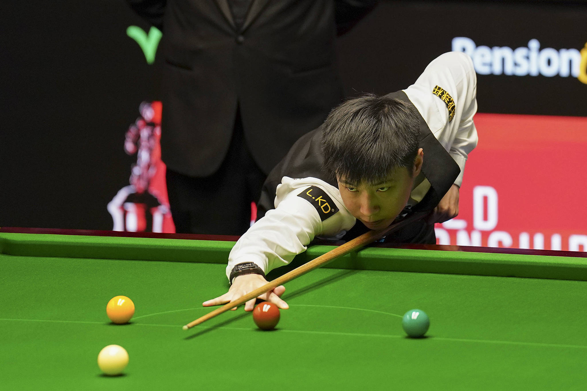 Zhao Xintong in action against Shaun Murphy during the quarter-final of the World Snooker Championship at The Crucible Theatre, Sheffield, England, April 28, 2026. /VCG