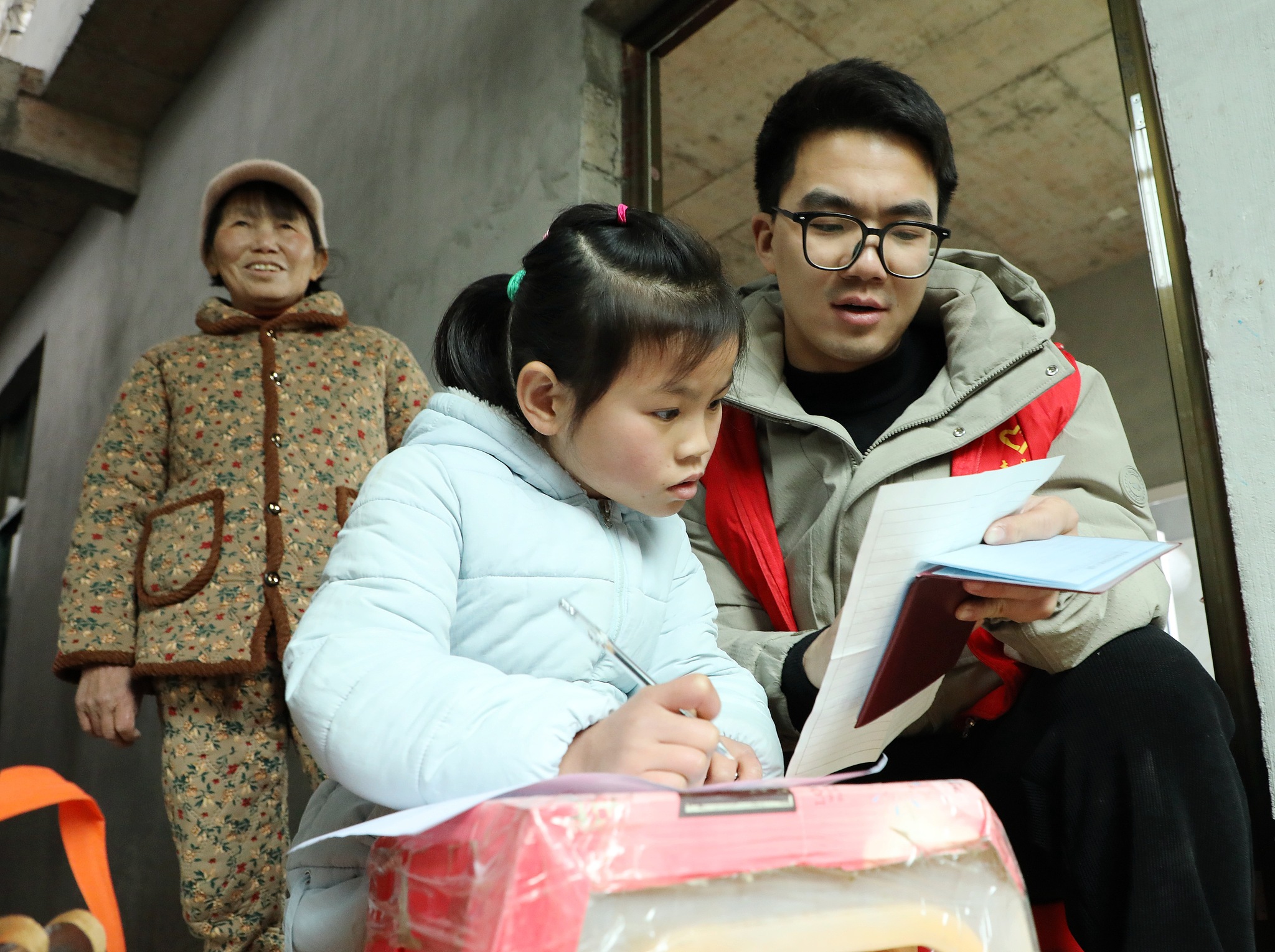 Volunteers visited students in need in Huanglian Village, delivering gifts in Xiangxi, central China's Hunan Province, on January 9, 2025. /VCG
