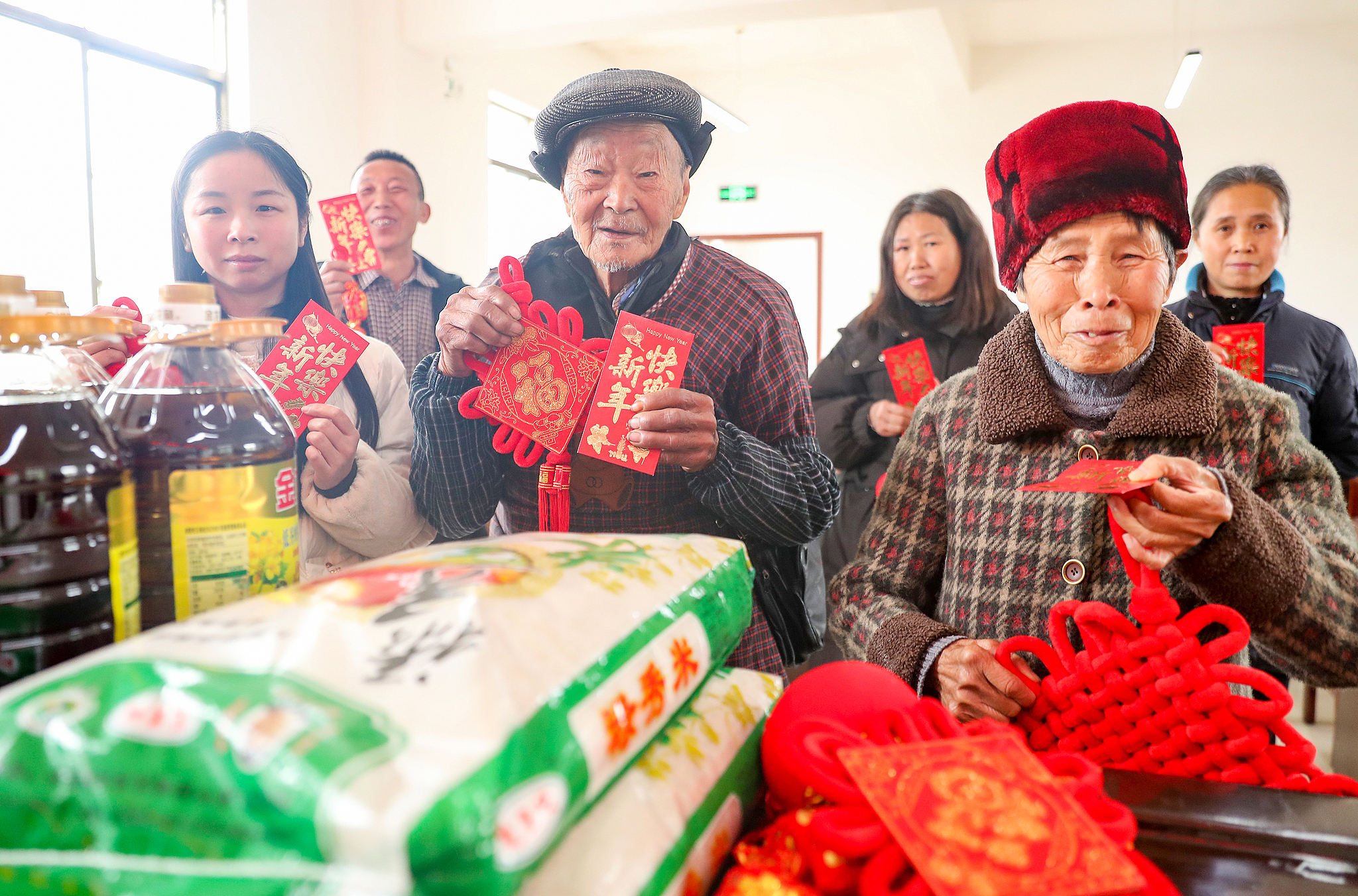 Volunteers delivered food, cash aid and festive items to vulnerable residents in Huaying, southwest China's Sichuan, on February 5, 2026. /VCG