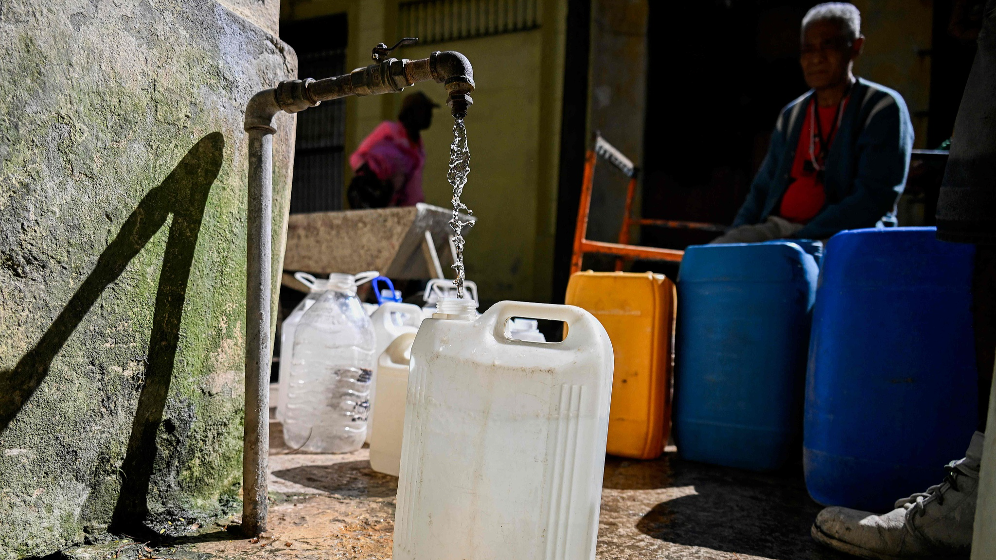 People queue to fill their water containers in Havana during a national blackout on March 22, 2026. /VCG