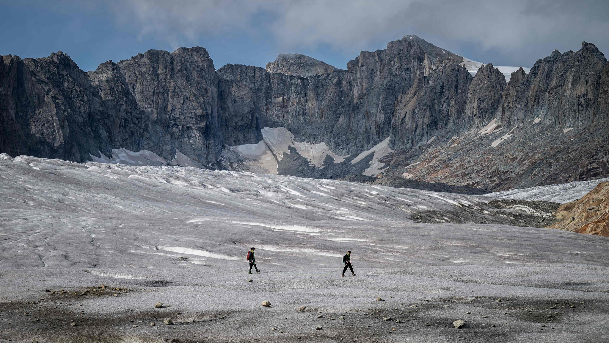 Two mountaineers hiking on the Rhone Glacier, Swiss Alps, September 12, 2025. /VCG