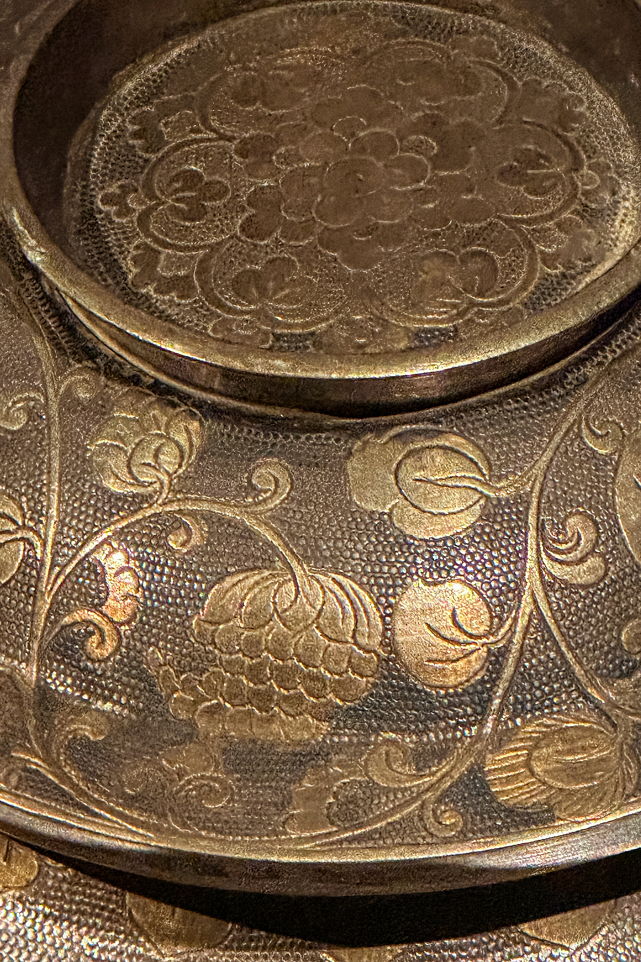 Parrot, gold and elixir: The Tang Dynasty silver jar with loop handle