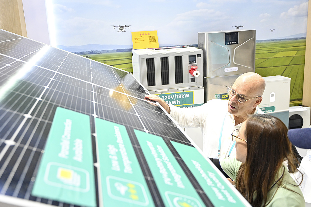 A foreign buyer selecting photovoltaic modules manufactured by a Chinese company at the 139th Canton Fair in Guangzhou, southern China's Guangdong Province, April 16, 2026. /VCG