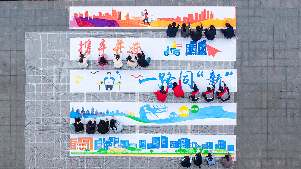 Workers in new forms of employment take part in an International Workers' Day-themed painting creation in Hefei City, east China's Anhui Province, April 29, 2026. /VCG