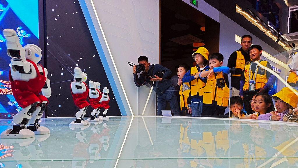 Parents and children watch a robot performance at the Luban Memorial Hall in Tengzhou City, east China's Shandong Province, April 29, 2026. /VCG