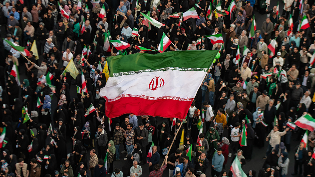 Iranians wave their national flag during a march to demonstrate their solidarity and support for Iran's new Supreme Leader, Ayatollah Mojtaba Khamenei in Tehran, Iran on April 29, 2026. /VCG